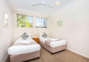 bucks brisbane budget accommodation with two single beds