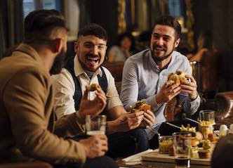 bucks group eating burgers at bar