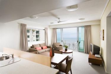 2 bedroom apartment cairns party accommodation